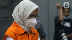 Bupati Probolinggo periode 2013-2018 dan 2019-2024, Puput Tantriana Sari usai rilis penetapan dan penahanan tersangka di Gedung KPK, Jakarta, Selasa (31/8/2021). Puput ditetapkan sebagai tersangka suap seleksi jabatan di lingkungan Pemkab Probolinggo tahun 2021. (Liputan6.com/Helmi Fithriansyah)