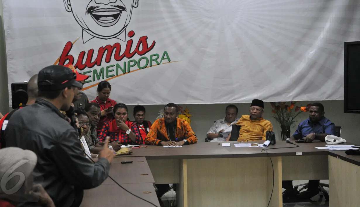 Suasana pertemuan perwakilan Persipura di Kantor Kemenpora, Kamis (28/5/2015). Mereka mempertanyakan kasus batalnya pertandingan Piala AFC antara Persipura dengan Pahang FA. (Liputan6.com/Herman Zakharia)