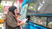 Salah seorang pemudik sedang menukar uang pecahan kecil di rest area 207 Tol Palikanci. Foto (Liputan6.com / Panji Prayitno)