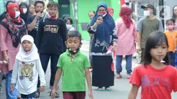 Anak-anak mengikuti lomba membawa kelereng saat acara kegiatan tujuh belas Agustus di Cinere, Depok, Senin (17/8/2020). Warga di sejumlah kampung di wilayah Jabodetabek tetap melakukan beragam kegiatan lomba memperingati HUT ke-75 RI dengan menerapkan protokol kesehatan. (merdeka.com/Arie Basuki)