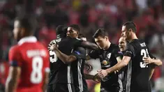 Para pemain Manchester United merayakan gol yang dicetak oleh Marcus Rashford ke gawang Benfica pada laga Liga Champions di Stadion Luz, Kamis (19/10/2017). Manchester United menang 1-0 atas Benfica. (AFP/Patricia De Melo Moreira)