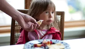 Faktor lingkungan punya pengaruh besar bikin anak jadi picky eater. 