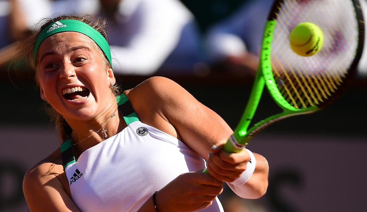 Petenis putri Latvia, Jelena Ostapenko, saat pertandingan melawan petenis Swiss, Timea Bacsinszky di semifinal Prancis Terbuka di Roland Garros, Paris Jumat (9/6/2017). Jelena Ostapenko menang dengan skor 7-6(4), 3-6, 6-3. (EPA/Caroline Blumberg)
