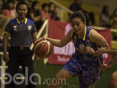 Pebasket Merpati Bali, Nadya Gumanti, berusaha melewati pebasket Surabaya Fever pada laga semifinal Sahabat Cup 2017 di GOR Sahabat Semarang, Jawa Tengah, Jumat (21/4/2017). Merpati kalah 55-67 dari Fever. (Bola.com/Vitalis Yogi Trisna)