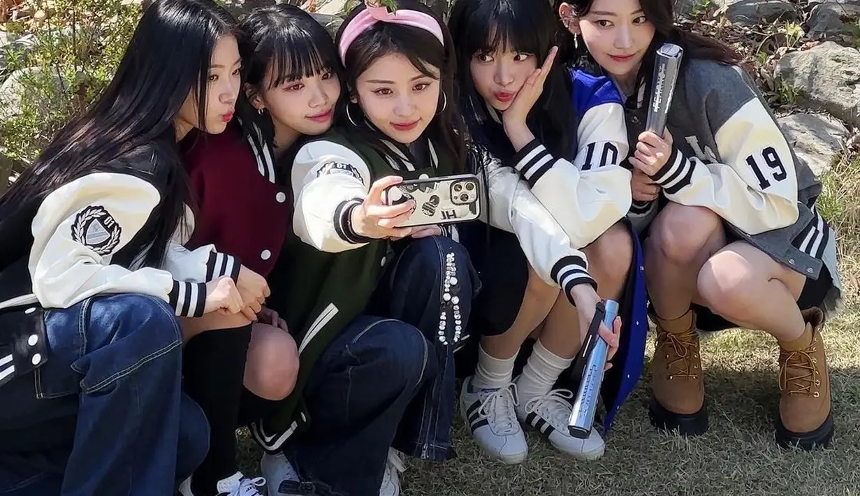 Untuk memperkuat dampak visual dari runwaynya, Louis Vuitton bahkan meminta sutradara Squid Game, Hwang Dong-hyuk untuk membantu membangun skenografi untuk pertunjukan tersebut. [Foto: Instagram/le_sserafim]