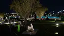 Masjid ini terbuka untuk non-Muslim dengan jalur pejalan kaki dan area pandang khusus untuk menikmati keindahan arsitekturnya. Tampak dalam foto, seorang pria Muslim makan setelah berbuka puasa selama bulan suci Ramadan di Masjid Agung Sharjah, dekat Dubai, Uni Emirat Arab, Jumat 27 Februari 2026. (AP Photo/Altaf Qadri)