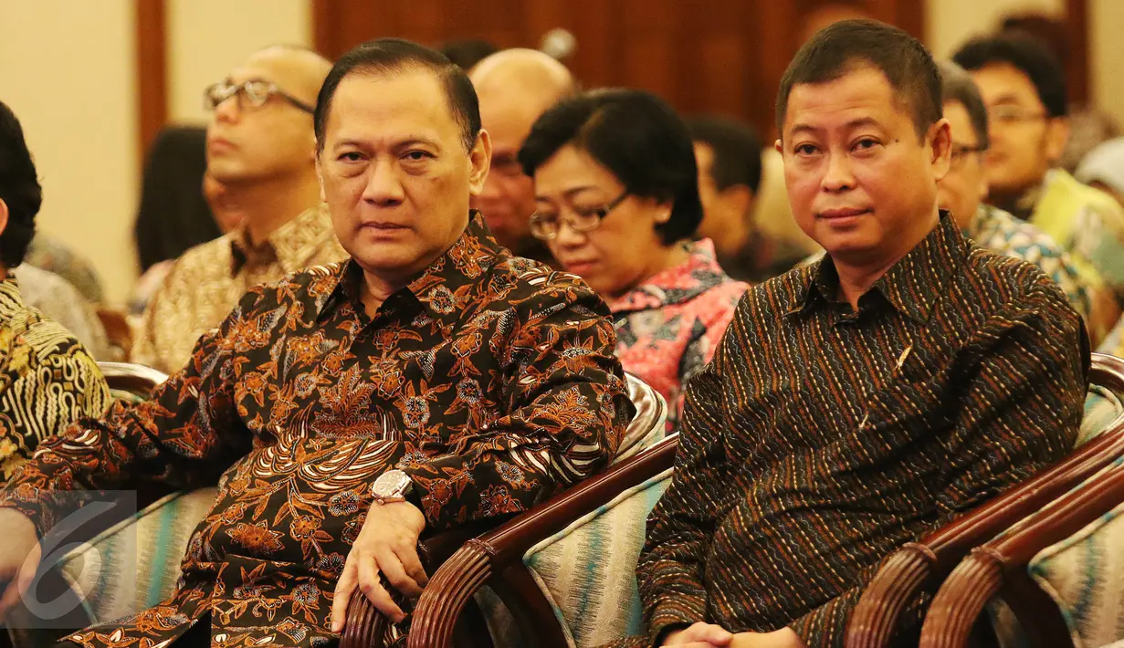 Agus Martowardojo dan Ignasius Jonan saat menghadiri perjanjian kerja sama, Jakarta (13/4). Kerja sama guna mendukung pembangunan ekonomi dan sosial, penyaluran bantuan dan/atau subsidi energi secara elektronik melalui KKS. (Liputan6.com/Angga Yuniar)