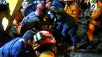 Petugas gabungan tim pemadam bersama tim basarnas akhirnya berhasil mengevakuasi jasad oekerha galian PAM Paljaya, di Penjaringan, Jakarta Utara, subuh tadi.
