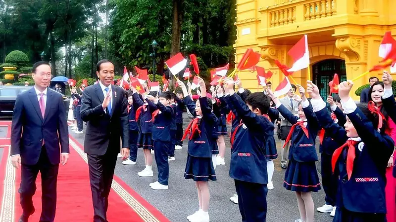 Presiden Joko Widodo atau Jokowi saat tiba di Istana Presiden, Hanoi, Vietnam, Jumat (12/1/2024).