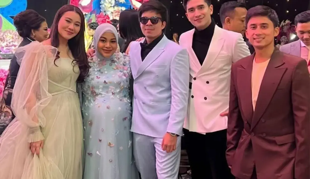 Saat berada di pesta Ashanty, Aaliyah tampil dengan gaun warna hijau lengan transparan. Aurel tampil dengan dress biru dengan aksen kupu-kupunya. [Instagram]