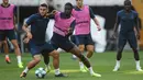 Gelandang, Mateo Kovacic (kiri) mengontrol bola dari kawalan bek Fikayo Tomori sesi latihan di stadion Besiktas Park di Istanbul, Turki (13/8/2019). Chelsea akan bertanding melawan Liverpool dalam pertandingan Piala Super Eropa 2019. (AFP Photo/Ozan Koze)