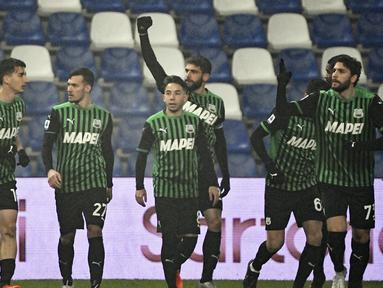 Para pemain Sassuolo merayakan gol yang dibuat striker Domenico Berardi (belakang) ke gawang Benevento, dalam laga lanjutan Liga Italia Serie A 2020/21 pekan ke-11 di Mapei Stadium, Jumat (11/12/2020). Sassuolo mengalahkan Benevento 1-0. (LaPresse via AP/Massimo Paolone)
