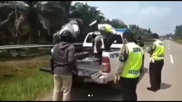 [Bintang] Heboh Video Bonceng Jenazah di Jambi, Begini Penjelasan Polisi