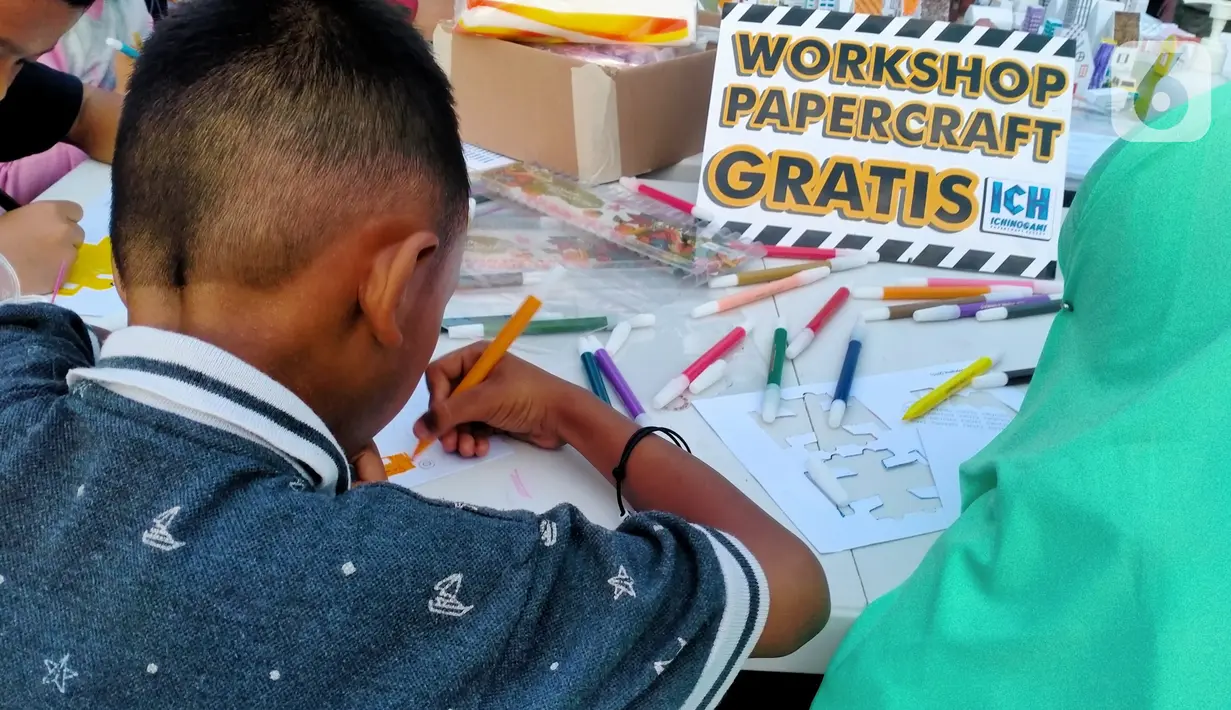 Seorang anak mengikuti workshop papercraft pada Festival #IniJakarta 2022 di kawasan Kota Tua, Jakarta, Sabtu (17/9/2022). Workshop papercraft yang bertema “Ciptakan Kotamu” diadakan oleh komunitas Peri Kertas. (Liputan6.com/Magang/Aida Nuralifa)