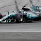 Pebalap Mercedes, Valtteri Bottas, menjuarai balapan F1 GP Austria setelah memenangi pertarungan ketat dengan Sebastian Vettel di Sirkuit Red Bull Ring, Minggu (9/7/2017). (AP/Darko Bandic)