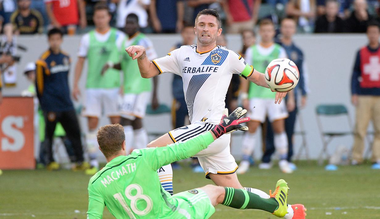 Robbie Keane (3 benua). Total telah memperkuat 9 tim Eropa mulai 1997-2011, dimana Tottenham yang terlama dibelanya selama 8 musim. Pada 2011-2016 hijrah ke LA Galaxy di Liga Amerika. Pada 2017 memutuskan memperkuat ATK, tim Divisi Utama Liga India selama 1 musim. (AFP/Harry How/Getty Images)