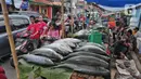 <p>Pembeli memilih ikan bandeng yang di jual di Rawa Belong, Jakarta, Jumat (20/1/2023). Penjual bandeng musiman ini menjual daganganya jelang perayaan Imlek yang dijual dengan harga mulai dari Rp. 50.000 hingga Rp. 90.000 per kilonya. (Liputan6.com/Angga Yuniar)</p>