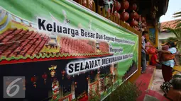 Seorang warga menerima sembako yang dibagikan oleh warga keturunan Tionghoa di Klenteng Fuk Ling Miau, Yogyakarta, Jumat (1/7). Pembagian sembako dilakukan sebagai bentuk kepedulian terhadap sesama di bulan ramadan. (Liputan6.com/Boy Harjanto)