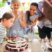 Pesta ulang tahun sederhana dan meriah/shutterstock/Ground Picture