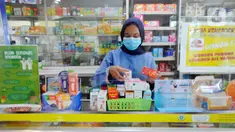 Pegawai menata sejumlah obat sirup yang mengandung paracetamol di Apotek Prima Husada, Cinere, Depok, Jawa Barat, Kamis (20/10/2022). Kementerian Kesehatan menginstruksikan seluruh apotek untuk sementara tidak menjual obat bebas dalam bentuk sirup anak kepada masyarakat akibat adanya lebih dari  200 kasus gangguan ginjal akut misterius yang menyerang anak di Indonesia. (merdeka.com/Arie Basuki)