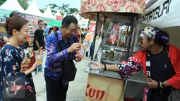 Pengunjung membeli makanan saat mengunjungi Orange County Sakura Matsuri di Lippo Cikarang, Sabtu (8/4). Acara ini digelar sebagai bentuk upaya membangun persahabatan Indonesia Jepang. (Liputan6.com/Fery Pradolo)