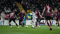 Pemain Juventus, Manuel Locatelli, berusaha melewati pemain Salernitana pada laga Liga Italia di Stadion Arigis (7/2/2023). Nyonya Tua menang tiga gol tanpa balas. (AFP/Andreas Solaro)