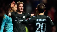 Pemain Manchester City, Kevin De Bruyne berselebrasi setelah mencetak gol ke gawang Bristol City pada leg kedua semifinal Piala Liga di Ashton Gate, Rabu (24/1). Manchester City menang tipis 3-2 dan memastikan diri lolos ke final. (Nick Potts/PA via AP)
