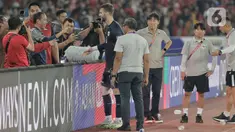 Presiden Republik Indonesia, Joko Widodo (Jokowi) menyapa penjaga gawang timnas Indonesia Maarten Paes usai laga kedua Grup C putaran ketiga Kualifikasi Piala Dunia 2026 Zona Asia di Stadion Utama Gelora Bung Karno (SUGBK), Jakarta, Selasa (10/9/2024). (Liputan6.com/Angga Yuniar)