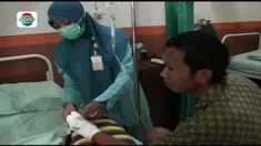 Ketiga jari tangannya terpaksa diamputasi akibat luka oleh ledakan petasan yang disulutnya.