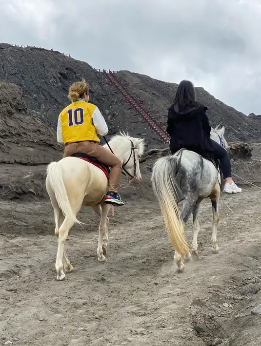 Perbincangan seru itu kemudian dipotong ayahanda Tissa yang bertanya kepada Dul. Bobby Begjo Warasno bertanya, apakah Dul sudah mengetahui kondisi Tissa saat senang maupun sedih. (Instagram/duljaelani)