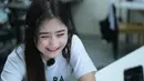 Penyanyi dan pemain sinetron Prilly Latuconsina menyempatkan waktu untuk berinteraksi dengan para penggemarnya lewat Live Chatting di BBM Celebs (Adrian Putra/Bintang.com)