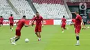 Tiga pemain naturalisasi Timnas Indonesia, salah satunya Jordi Amat (tengah) saat latihan resmi turnamen Piala AFF di Stadion Utama Gelora Bung Karno, Jakarta, Kamis (22/12/2022). Timnas Indonesia akan berjuang pada turnamen Piala AFF 2022. Timnas Indonesia tergabung di grup A bersama Kamboja, Brunei Darussalam, Filipina, dan Thailand. (Liputan6.com/Helmi Fithriansyah)