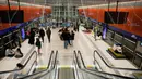 Pemerintah Israel telah menetapkan keadaan darurat, dan warga diminta berlindung saat sirene serangan udara berbunyi. Tampak dalam foto, orang-orang berlindung di stasiun metro bawah tanah saat sirene serangan udara memperingatkan datangnya rudal Iran di Tel Aviv, Israel, Sabtu, 7 Maret 2026. (AP Photo/Ohad Zwigenberg)