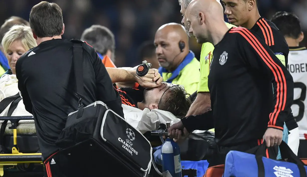 Pemain Manchester United, Luke Shaw, cedera setelah ditekel pemain PSV, Hector Moreno dalam pertandingan Grup B Liga Champions yang berlangsung di Stadion Philips, Eindhoven, Belanda. Selasa (12/9/2015). (AFP Photo/John Thys)