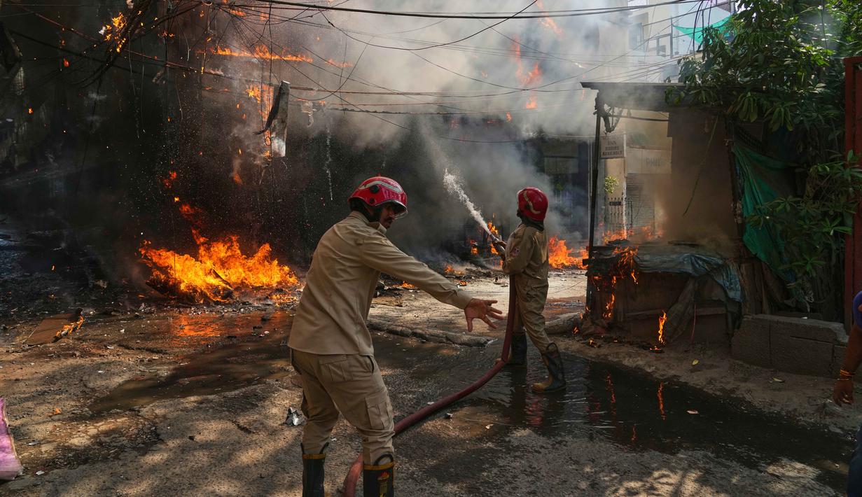 Petugas pemadam kebakaran memadamkan api yang membakar sebuah hotel di New Delhi, India, Rabu 3 Juni 2026. (AP Photo/Manish Swarup)