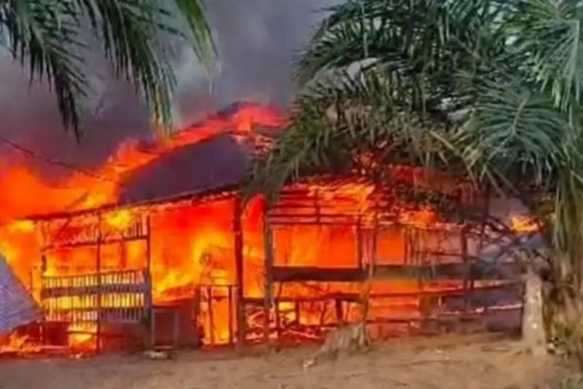 Warung remang-remang di Kabupaten Rokan Hulu yang dibakar emak-emak karena menyediakan wanita penghibur dan menjual tuak.