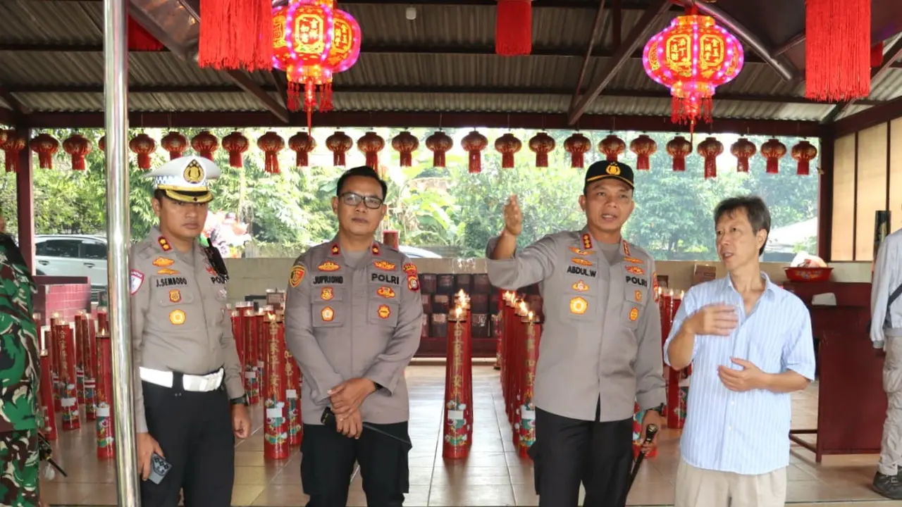 Kapolres Metro Depok, Kombes Abdul Waras melakukan pengecekan Vihara pada perayaan Imlek 2577 Kongzili di wilayah Depok.