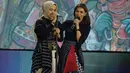 <p>Potret keren Putri Ariani tampil di atas panggung bersama Najwa Shihab. Putri mengenakan atasan dari padu padan tenun dan lurik bernuansa hitam, dipadu celana panjang beige yang serasi dengan hijab polosnya. [Foto: Instagram/arianinismaputri]</p>