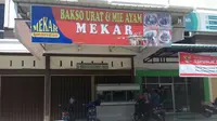 Pemilik warung bakso Mekar sudah membuka usahanya sejak 2004 lalu. Selama berusaha, baksonya tak pernah dipermasalahkan. (Liputan6.com/M Syukur)