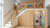 8 Inspirasi Rumah Kecil Mezzanine dengan Area Laundry Tersembunyi di Bawah Tangga