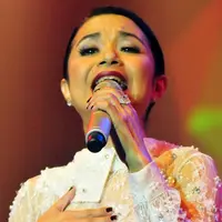 Ruth Sahanaya menikah dengan aktor, Jeffrey Waworuntu pada tanggal 7 Mei 1994. (via web.javajazzfestival.com)