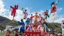 Penampilan anak-anak saat pertunjukkan Taige atau pertunjukan rakyat selama merayakan festival lentera China di daerah Pujiang, di provinsi Zhejiang timur China (28/2). Pertunjukan ini dilakukan oleh anak-anak berusia 3 sampai 5 tahun. (AFP Photo)