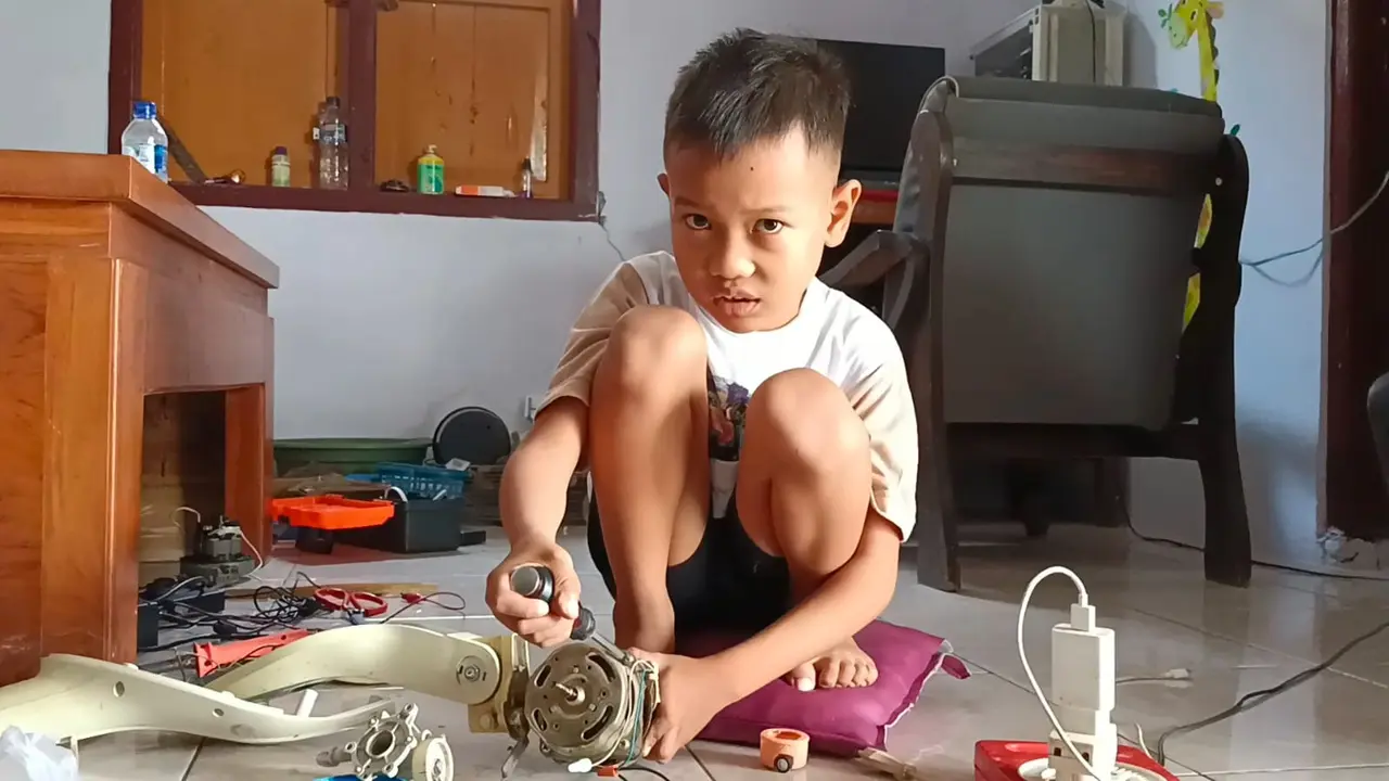 Bocah asal Bojonegoro bernama Daffa ahli dalam merakit elektronik dan tertarik pada sains. (Liputan6.com/Ahmad Adirin)