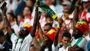 Suporter Senegal menyanyikan lagu kebangsaan mereka sebelum dimulainya pertandingan grup H Piala Dunia 2018 melawan Polandia di Stadion Spartak di Moskow, Rusia (19/6). (AP Photo / Eduardo Verdugo)