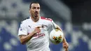 Pemain AC Milan Zlatan Ibrahimovic berlari sambil membawa bola saat menghadapi Sassuolo pada pertandingan Serie A Italia di Stadion Mapei, Reggio Emilia, Italia, Selasa (21/7/2020). AC Milan menang 2-1 sekaligus menggeser posisi AS Roma dari posisi lima klasemen. (Spada/LaPresse via AP)