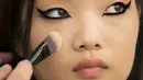 Pertunjukan CHANEL 2021/22 Métiers d'art di Paris mengenakan riasan wajah para model yang segar dan modern yang menampilkan kulit dewy dan intens mata grafis. (@chanel.beauty)