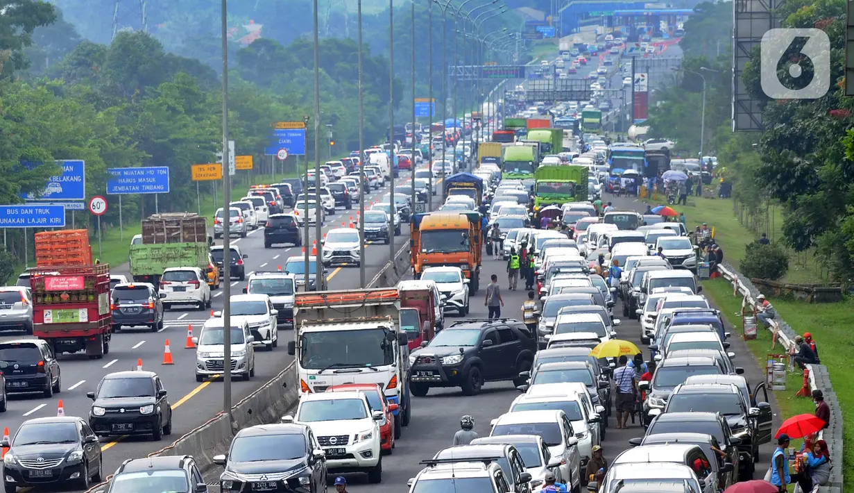 Kendaraan antre menunggu dibukanya jalur menuju kawasan Puncak dan sekitarnya di pintu keluar Tol Gadog, Ciawi, Bogor, Jawa Barat, Kamis (29/10/2020). Libur panjang dimanfaatkan warga Ibu Kota untuk mengisi liburan. (merdeka.com/Arie Basuki)