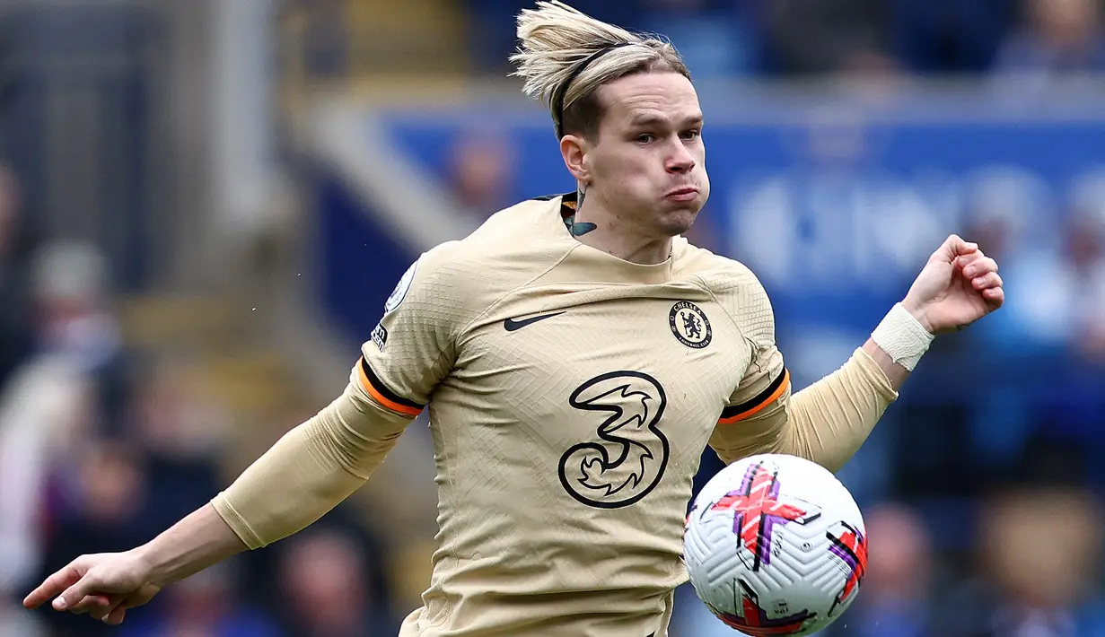 <p>Gelandang Chelsea, Mykhaylo Mudryk mengontrol bola saat menghadapi Leicester City pada laga Liga Inggris 2022/2023 di King Power Stadium, Leicester (11/3/2023). Mykhaylo Mudryk didatangkan Chelsea dari Shakhtar Donetsk pada tengah musim 2022/2023 dengan nilai transfer 70 juta euro atau setara Rp1,1 triliun dengan durasi kontrak hingga Juni 2031. Dari 15 penampilan di Liga Inggris, ia hanya mampu menyumbang 2 assist. (AFP/Darren Staples)</p>