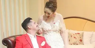 Keenan Pearce dan Gianni Fajri kini telah resmi menjadi sepasang suami istri. Menikah pada Minggu (14/1/2018), di Masjid Al Irsyad, Kota Baru Parahyangan, Bandung, Jawa Barat. (Instagram/keenan.ghyan)