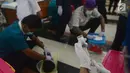 Petugas DKPKP pemprov DKI Jakarta bersiap mengebiri kucing di Kecamatan Duren Sawit, Jakarta, Rabu (28/3). Program kastrasi atau pengebirian ini dilakukan untuk memutuskan perkembangbiakan hewan peliharaan tersebut. (Merdeka.com/Imam Buhori)